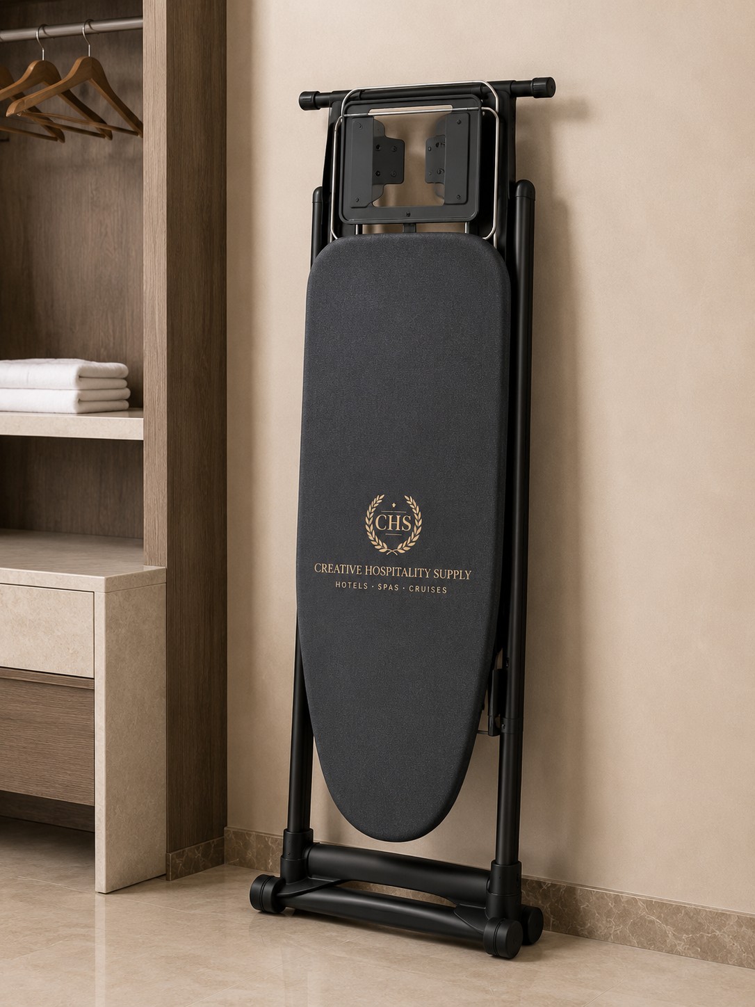 Klappbares Bügelbrett mit CHS-Logo im Kleiderschrank