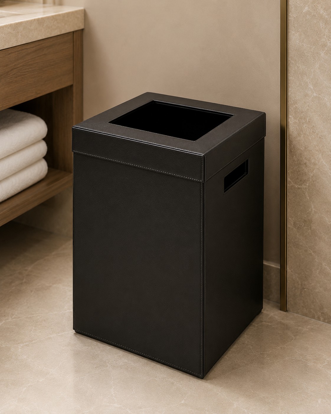Papierkorb für Toiletten aus schwarzem Kunstleder im Badezimmer