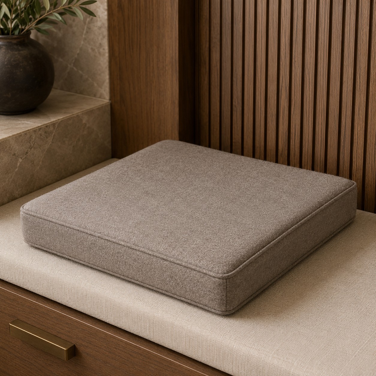 Sitzkissen aus Filz, taupe, auf einer Sitzbank